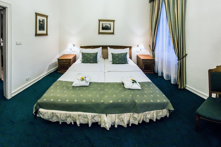 Room 12 of 90