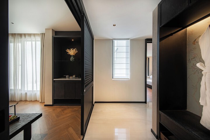 Room 42 of 143