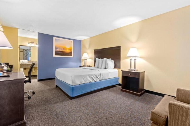 1 Queen Bed Mobility or Hearing Accessible Room Bathtub with Grab Bars (12 of 21)