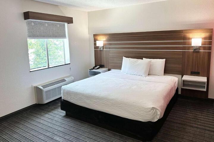 1 Queen Bed (10 of 13)