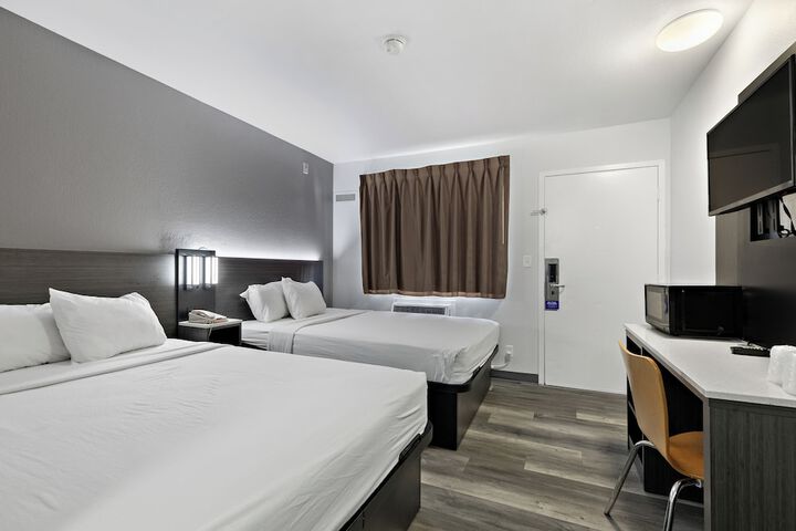 Deluxe Room 2 Double Beds Refrigerator (2 of 12)