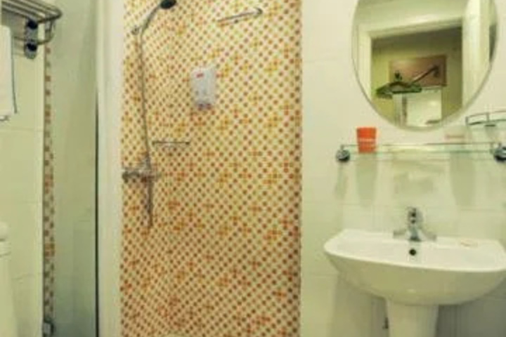 Room 5 of 8