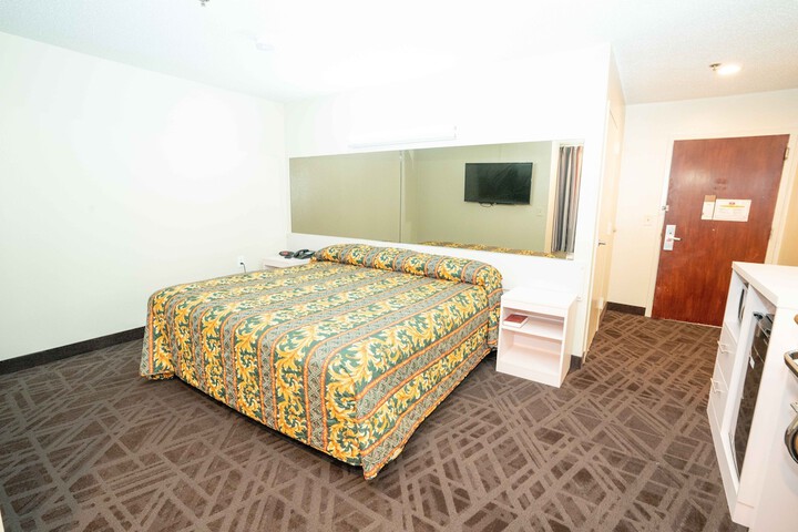 Deluxe King Bed (2 of 12)