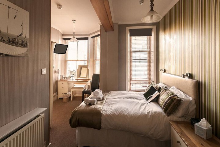 Room 4 of 74