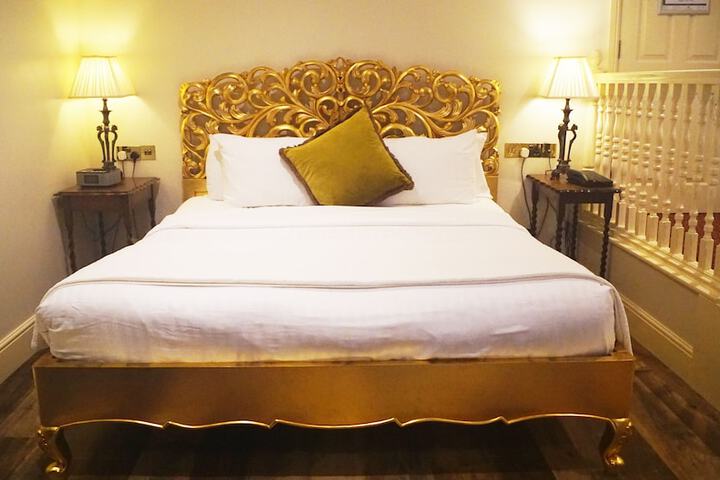 Room 42 of 176