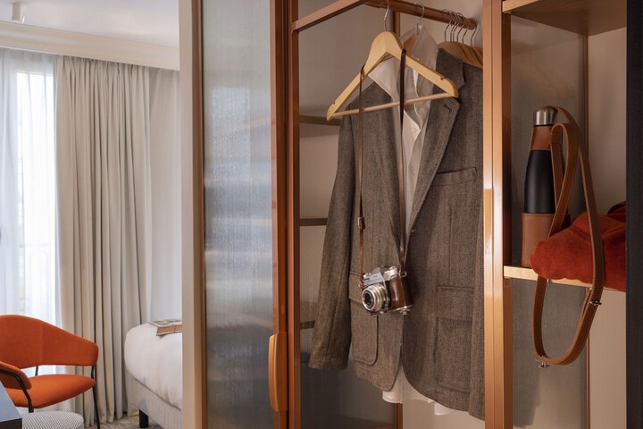 Room 6 of 42