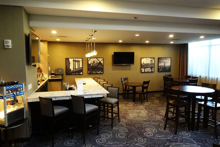 Lounge 54 of 83