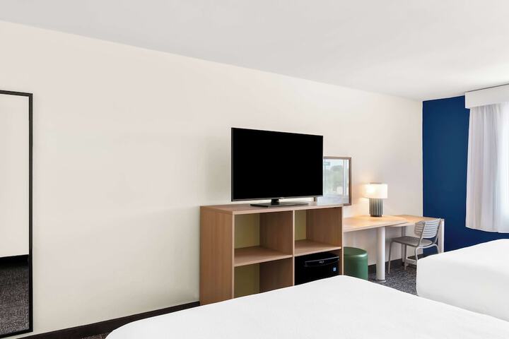 2 Queen Beds (5 of 6)