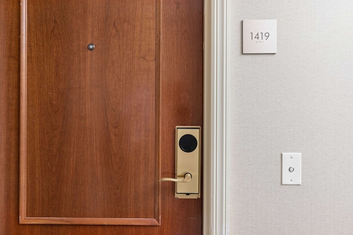 Room 37 of 182
