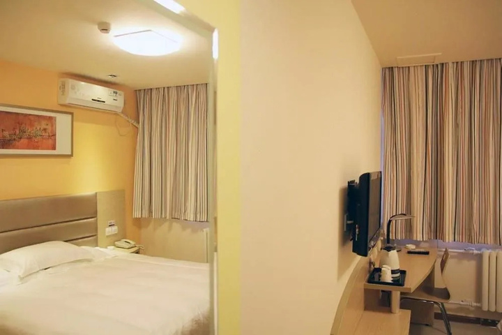 Room 6 of 12