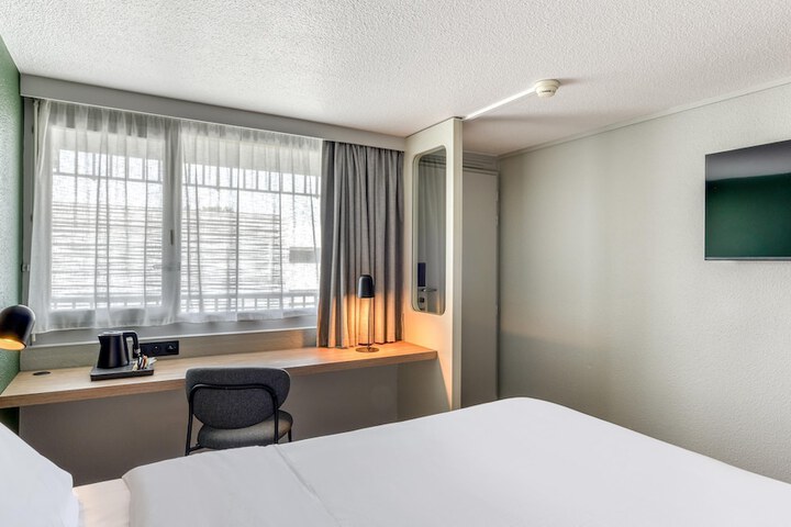 Room 9 of 66