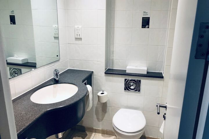 Room 42 of 210