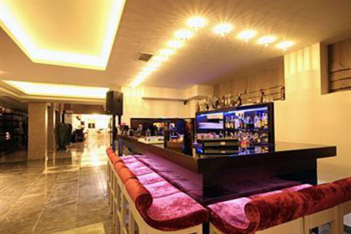 Lounge 10 of 29