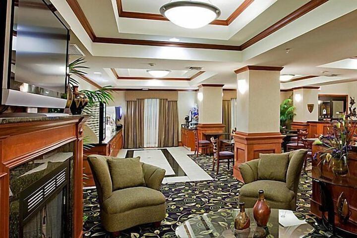 Lobby lounge