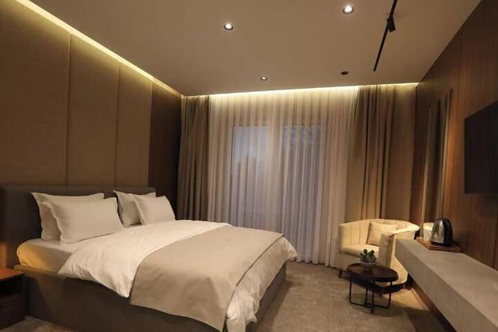 Room 5 of 16