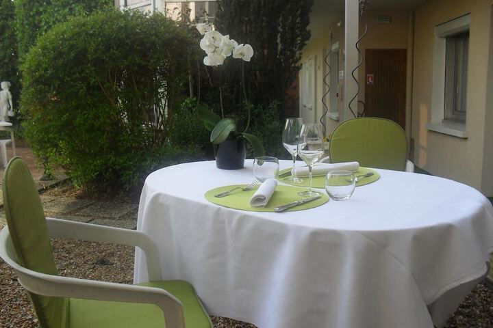 Dining 16 of 34
