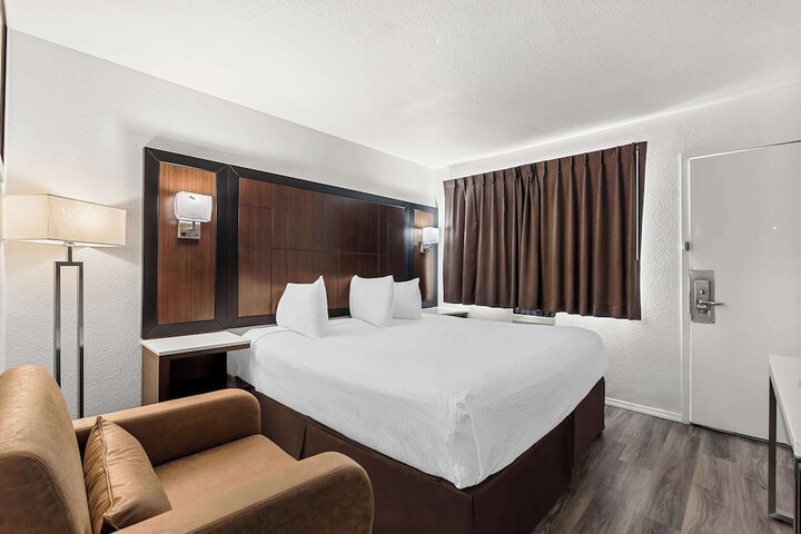 Queen Bed Accessible (3 of 3)