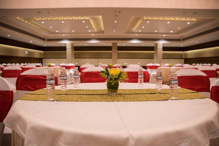 Ballroom/Hall 17 of 21