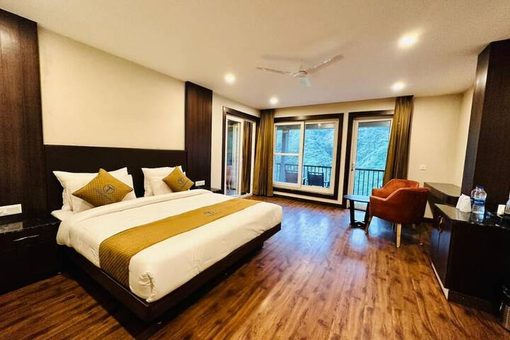 Room 4 of 33