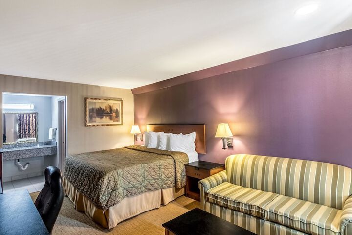 1 King Bed (3 of 8)