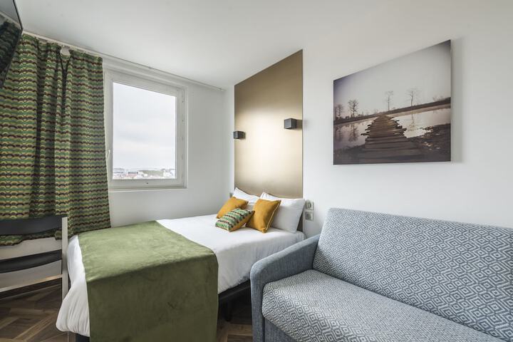 Room 4 of 8