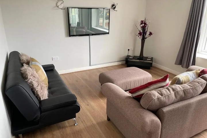 Room 4 of 7