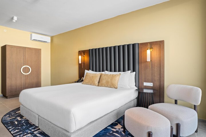 Room 27 of 170