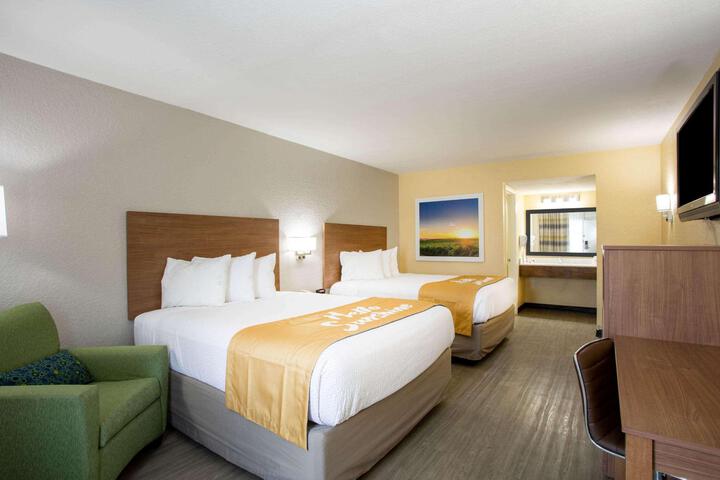 1 Queen Bed (3 of 18)
