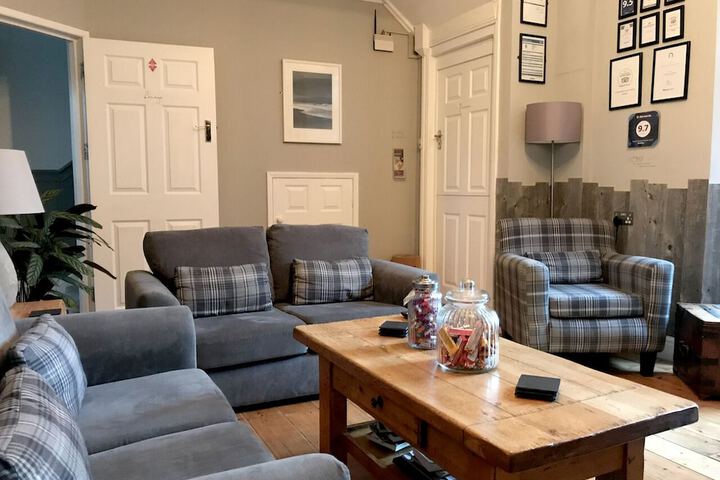 Lounge 17 of 18