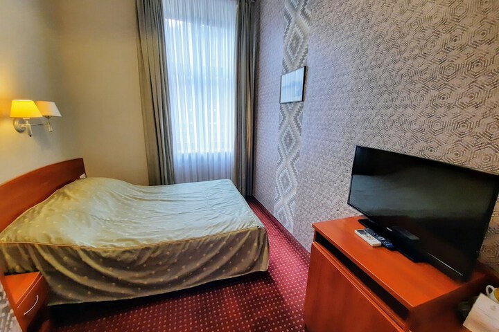 Room 2 of 33