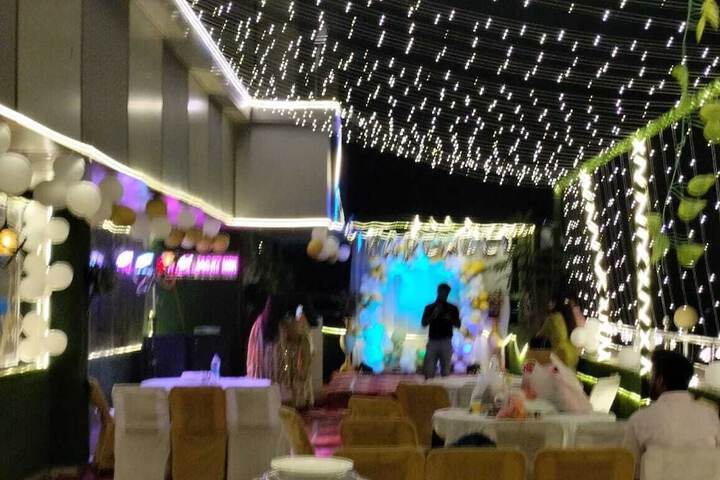 Ballroom/Hall 27 of 31