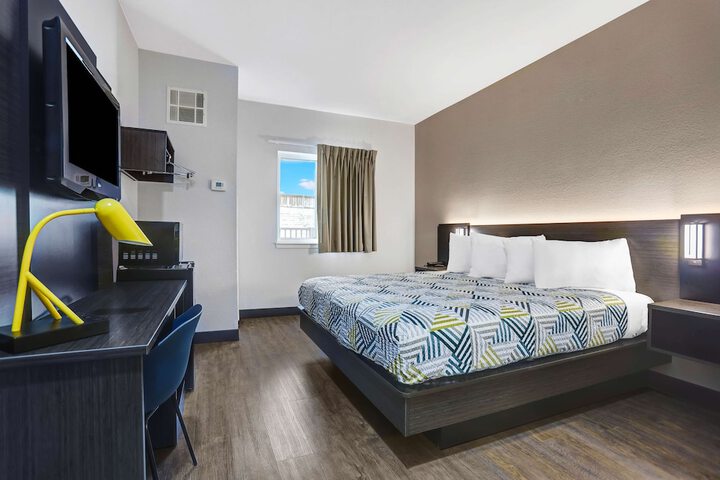1 King Bed (2 of 15)