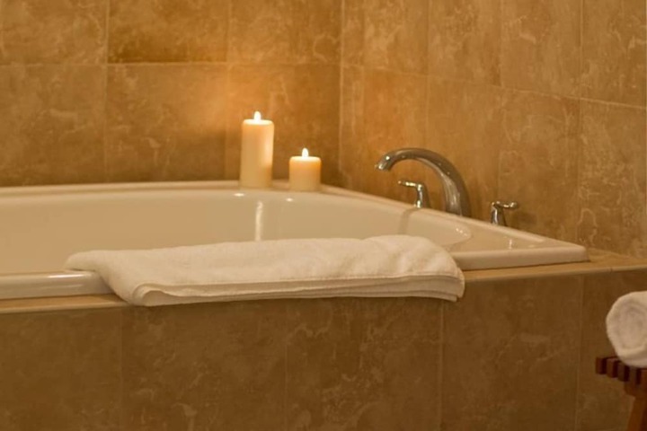 Deep soaking bathtub