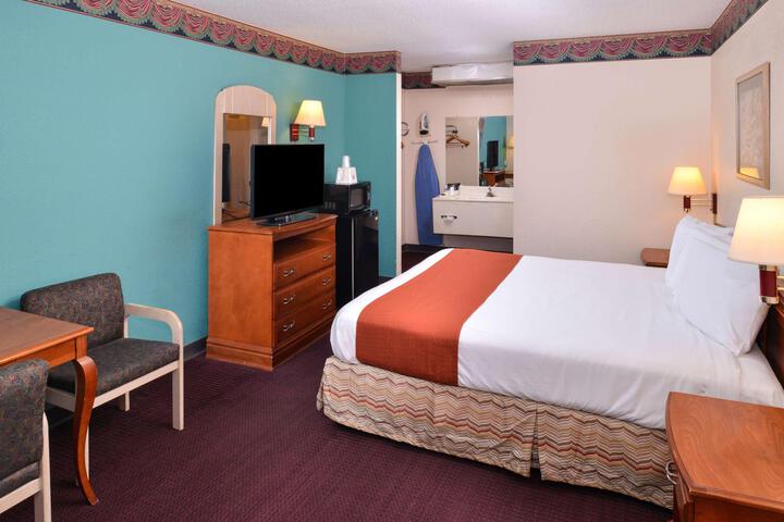 1 King Bed (11 of 14)