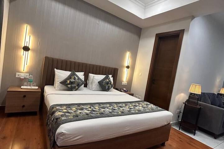 Room 6 of 42