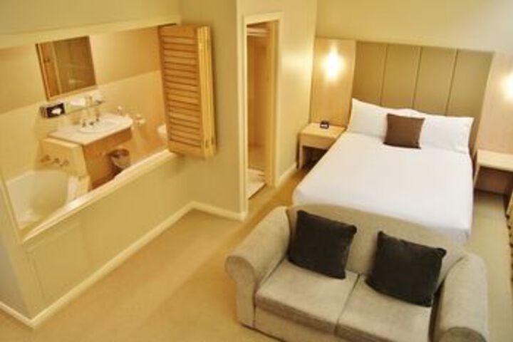 Room 11 of 39