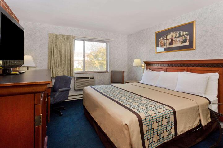 1 King Bed (3 of 11)