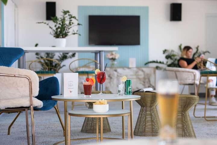 Lounge 69 of 100