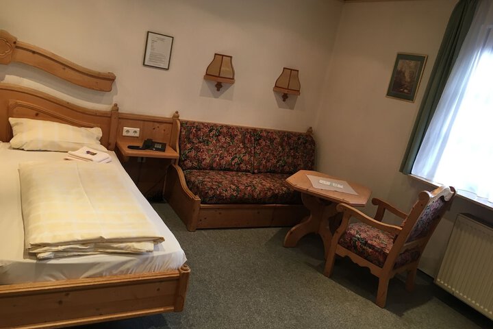 Room 6 of 33