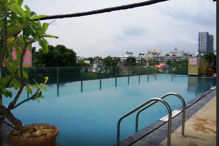 Hotel Pool