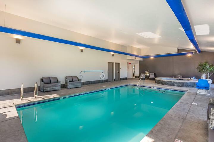 Photo of The Valor an Ascend Collection Hotel Pool