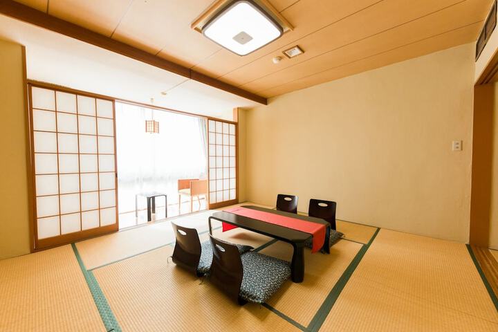 Room 12 of 84