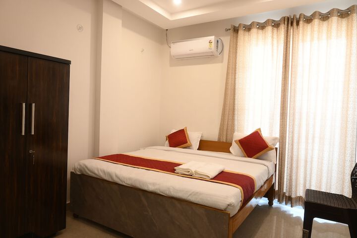 Room 4 of 9