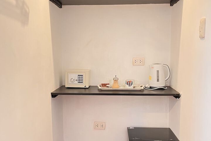 Room 10 of 28