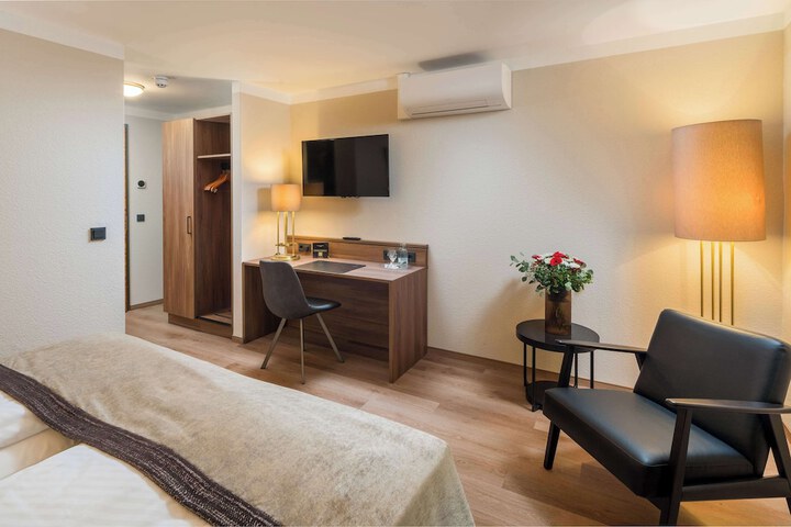 Room 4 of 42
