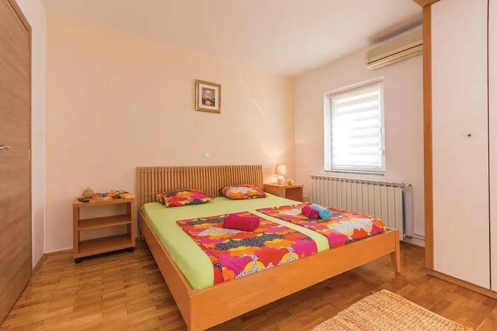 Room 5 of 15