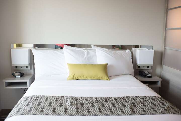 1 Queen Bed (3 of 19)