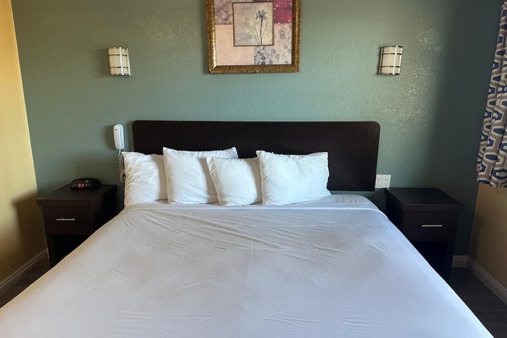 1 King Bed (1 of 20)