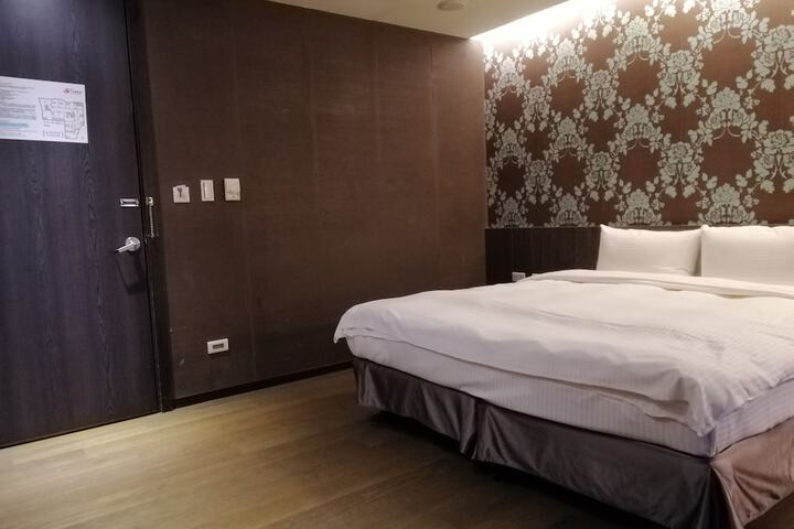 Room 15 of 106