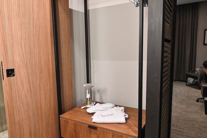 Room 33 of 73